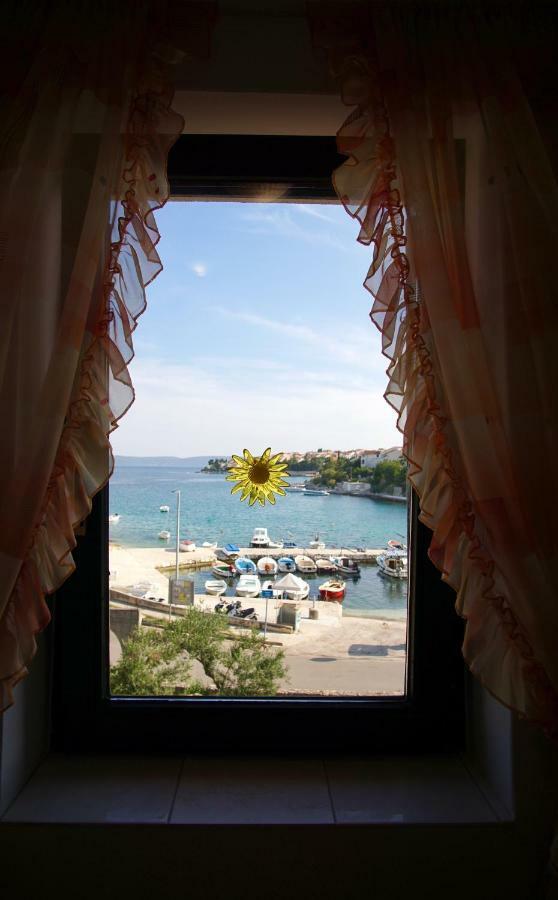Apartmani Laura Trogir Exterior photo